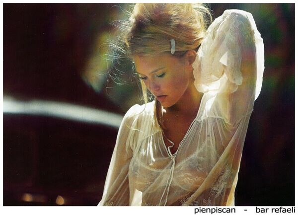 Экс-подруга ДиКаприо снялась для мужского журнала