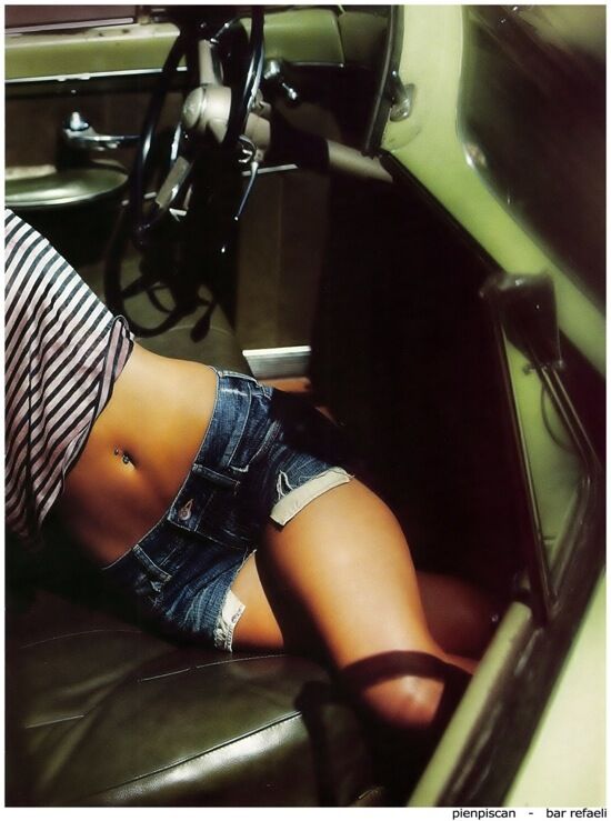 Экс-подруга ДиКаприо снялась для мужского журнала