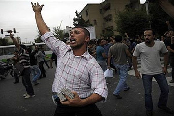Число демонстрантов в столице Ирана достигло 100 тысяч