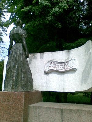 В Луцке надругались над памятником Лесе Украинке