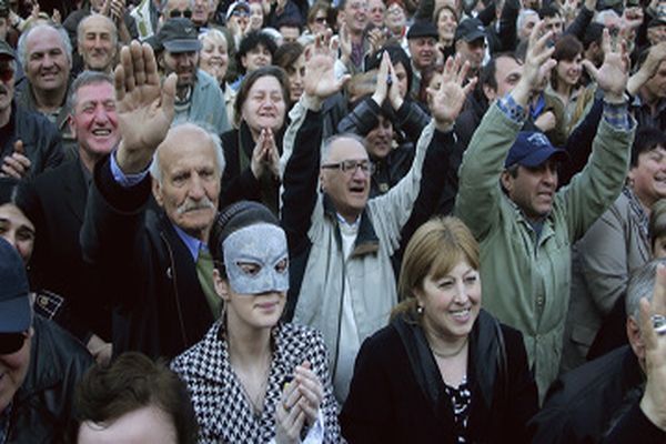 Грузинская оппозиция провела немую акцию протеста
