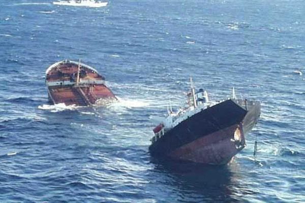 Полный нефтяной танкер затонул у побережья Вьетнама