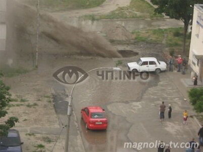 На Троещине 12-метровый фонтан затопил квартиры (ФОТО)