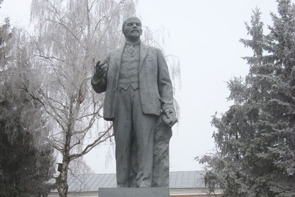 В Каневе сожгли памятник Ленину