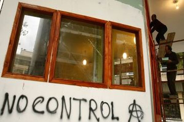 Анархисты пытались поджечь правительственное здание в Афинах