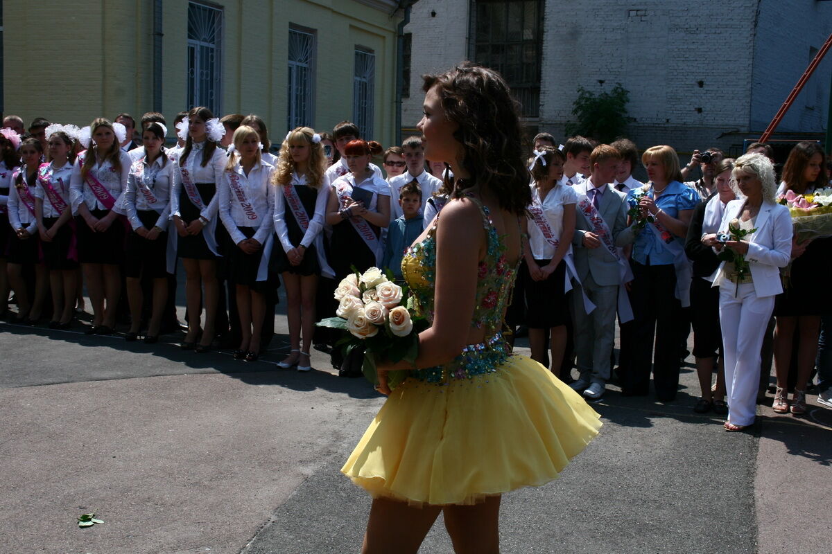 Алина Гросу на "Последний звонок" одела короткое платьице