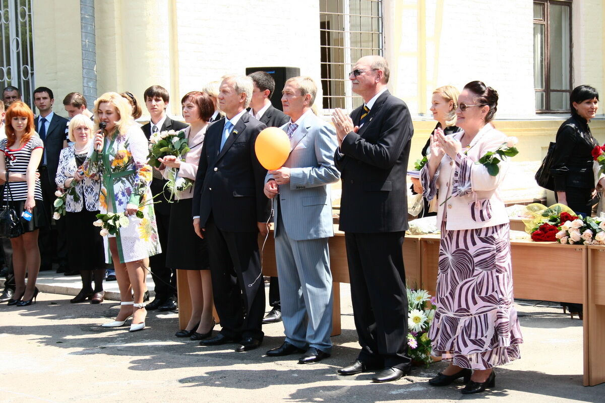 Алина Гросу на "Последний звонок" одела короткое платьице