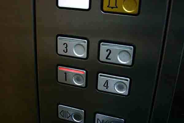 На Луганщине чиновники пытались "нагреться" на лифтах