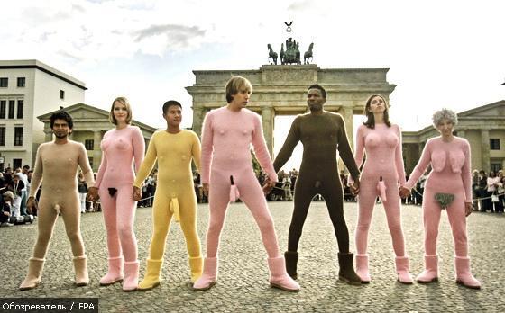 Бруно в развратном розовом костюмчике