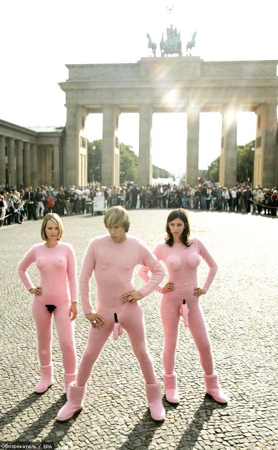 Бруно в развратном розовом костюмчике