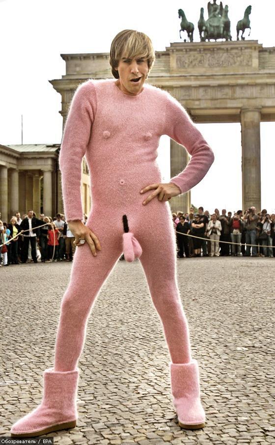 Бруно в развратном розовом костюмчике