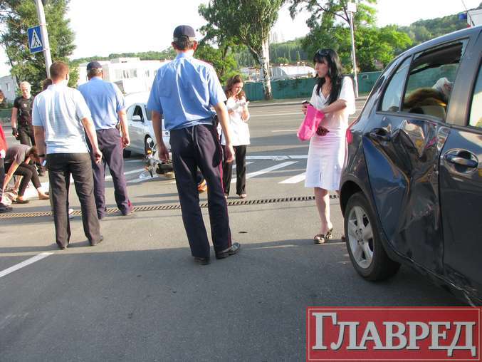 Девушка-водитель жестоко подставила скутериста