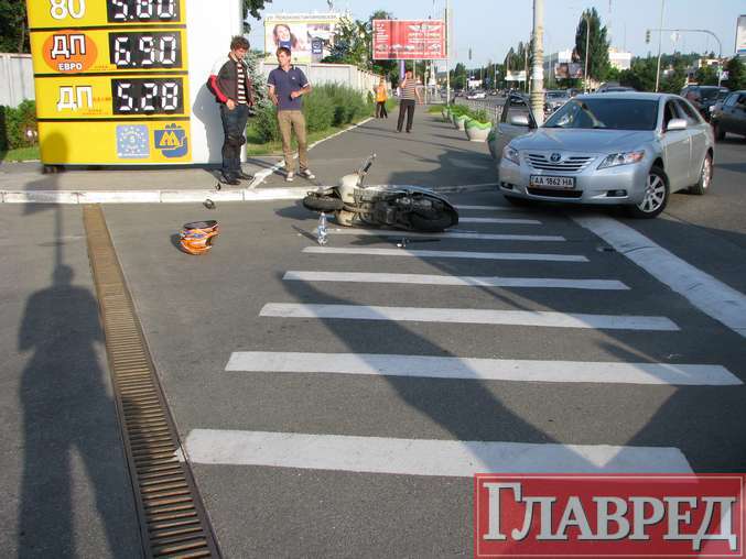 Девушка-водитель жестоко подставила скутериста
