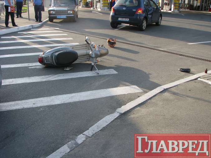 Девушка-водитель жестоко подставила скутериста