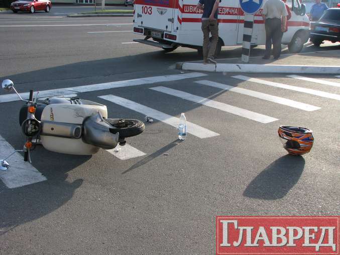 Девушка-водитель жестоко подставила скутериста