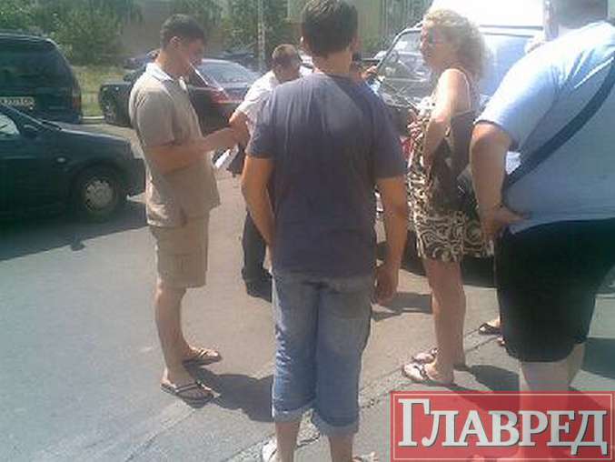 Разъезжая по двору, девушка сбила ребенка