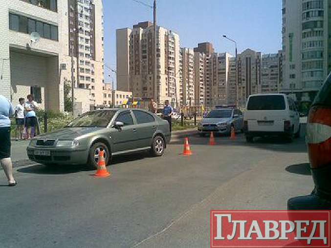 Разъезжая по двору, девушка сбила ребенка