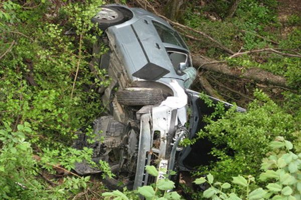 Автомобиль сорвался с 50-метрового склона в Крыму