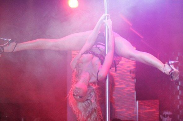 Певица Toscana удивила откровенным стриптизом