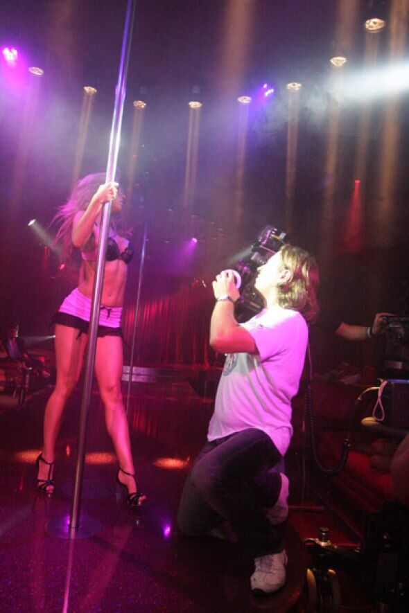 Певица Toscana удивила откровенным стриптизом