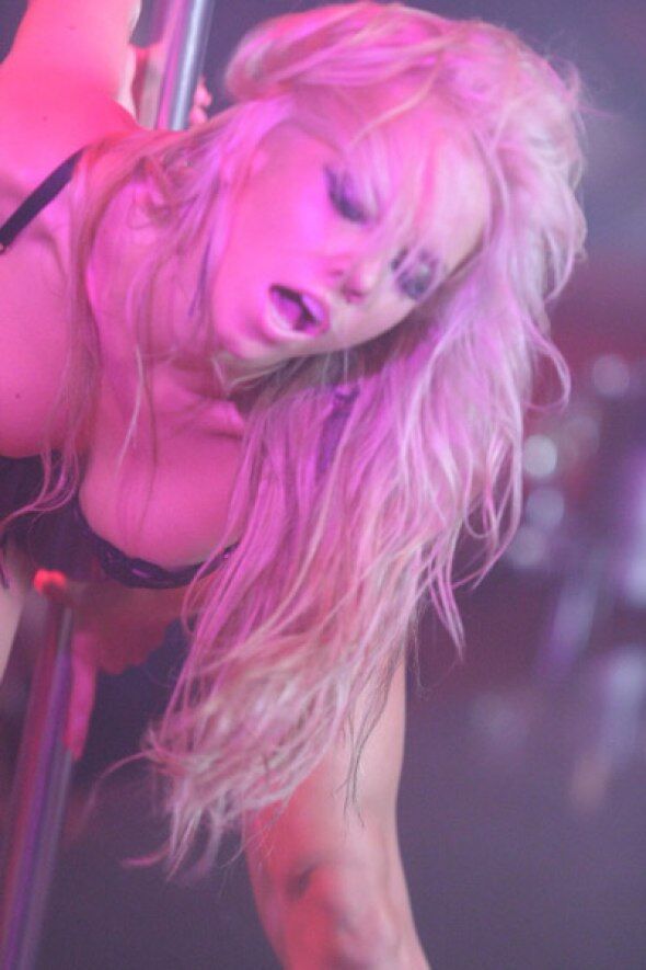 Певица Toscana удивила откровенным стриптизом