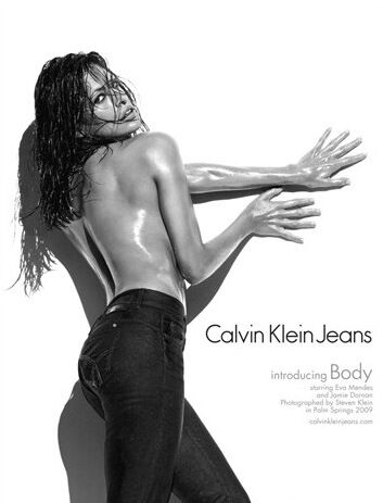 Ева Мендес стала влажной от Calvin Klein