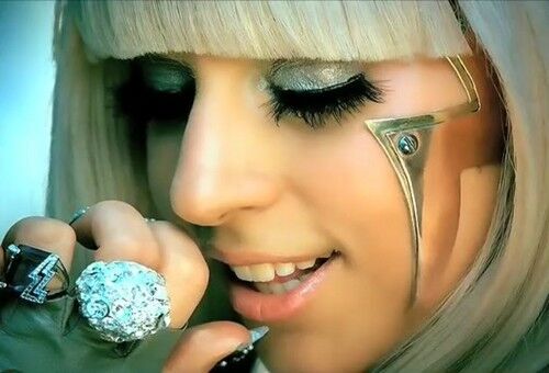 Lady Gaga взорвала себе бюст