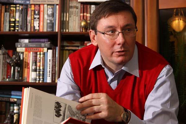 Ющенко требует от Луценко работать, а не трещать