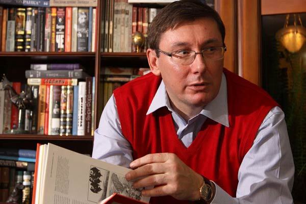 Ющенко вимагає від Луценка працювати, а не тріщати