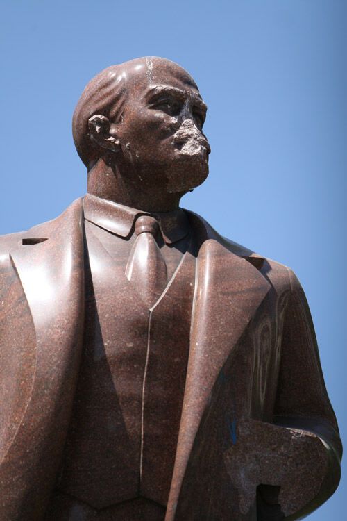 Националисты надругались над памятником Ленину (ФОТО)