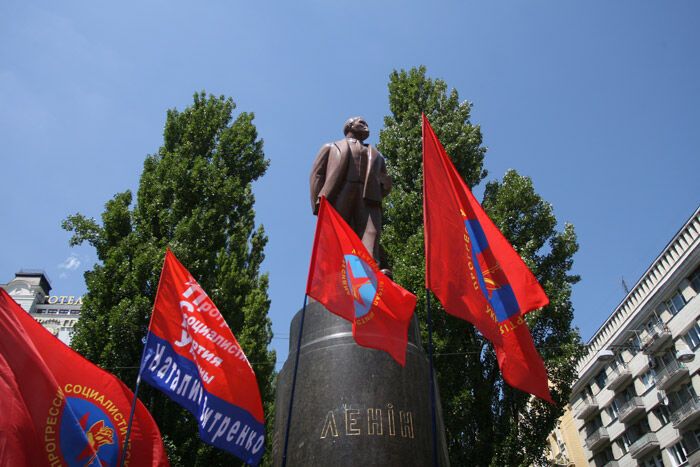 Националисты надругались над памятником Ленину (ФОТО)