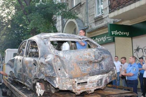 В Киеве авто влетело в коллектор и взорвалось