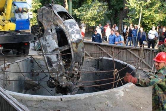 В Киеве авто влетело в коллектор и взорвалось
