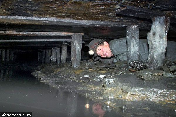 Авария на шахте в Донецке: 2 погибших, 12 еще под землей