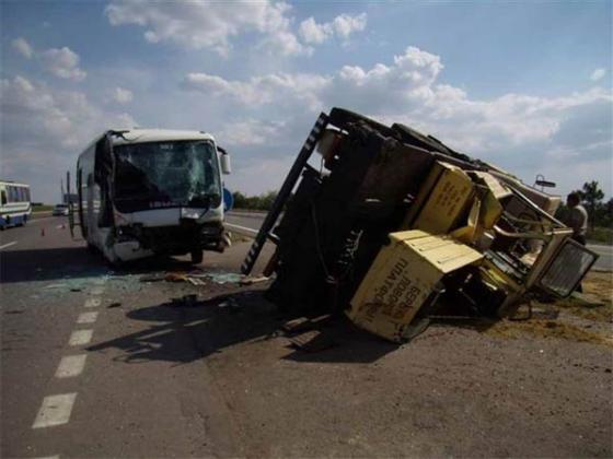 В Одесской области КрАЗ столкнулся с переполненным автобусом