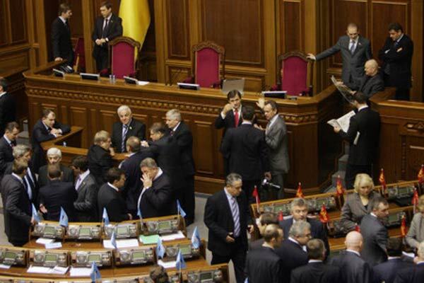 До побачення Рада: депутати залишають обкладена парламент