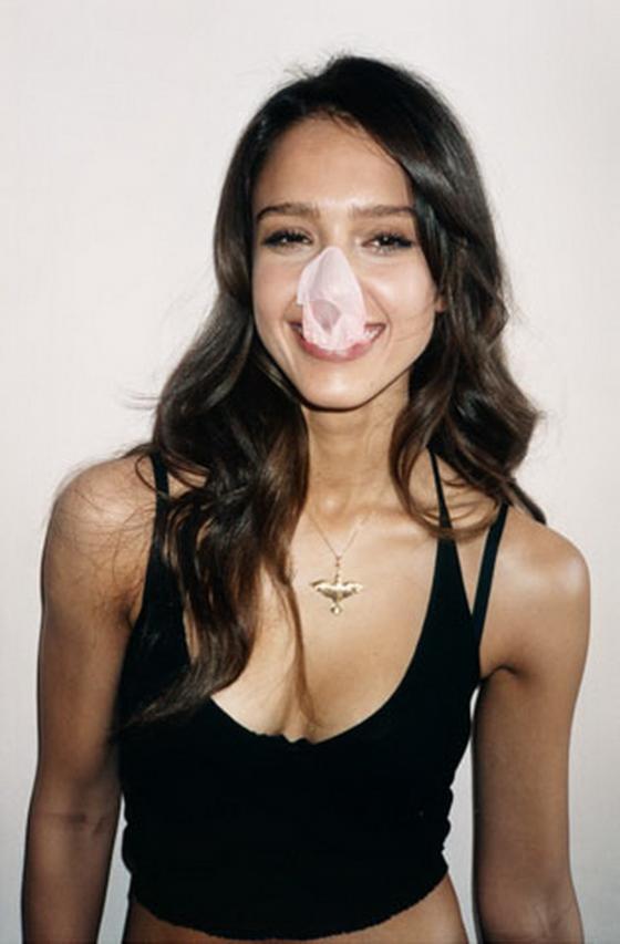 Джессика Альба эротично жует розочку