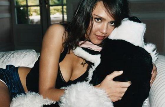 Джессика Альба эротично жует розочку