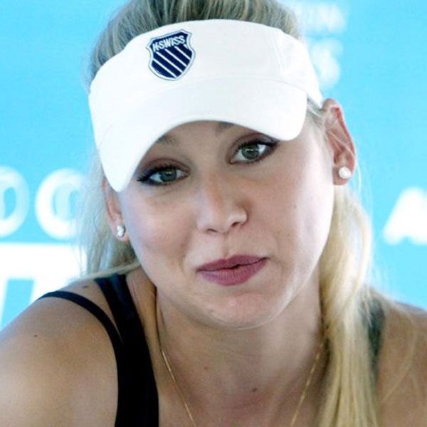 Сексапильная Анна Курникова иногда играет в теннис