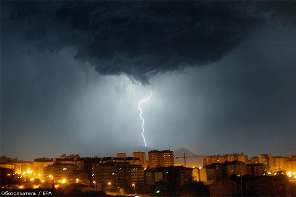 Украину забросало молниями
