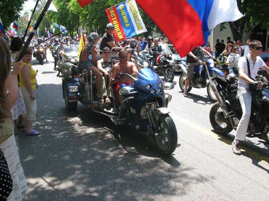 Байкерів у Севастополі зустрічали як державних мужів