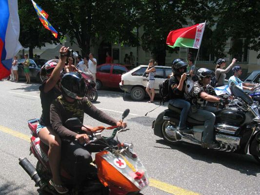 Байкеров в Севастополе встречали как государственных мужей