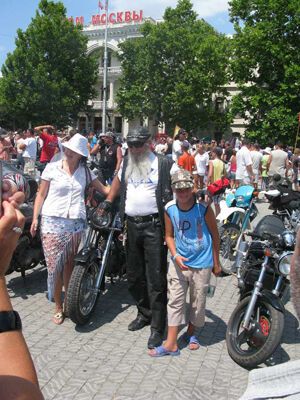 Байкеров в Севастополе встречали как государственных мужей