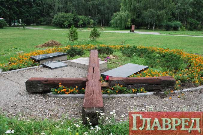 Неизвестные разгромили памятник в "Бабьем Яру"