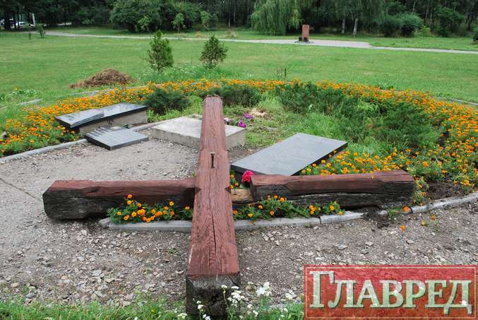Неизвестные разгромили памятник в "Бабьем Яру"