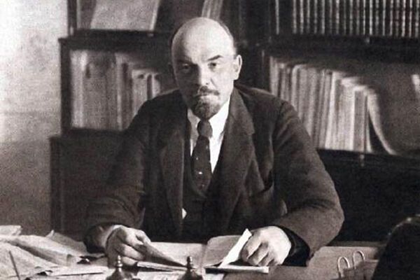 Леніна зробили негром