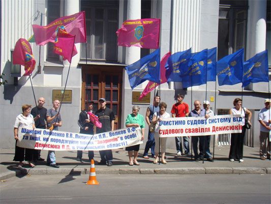 Глава городского суда Ровно покрывает педофила?
