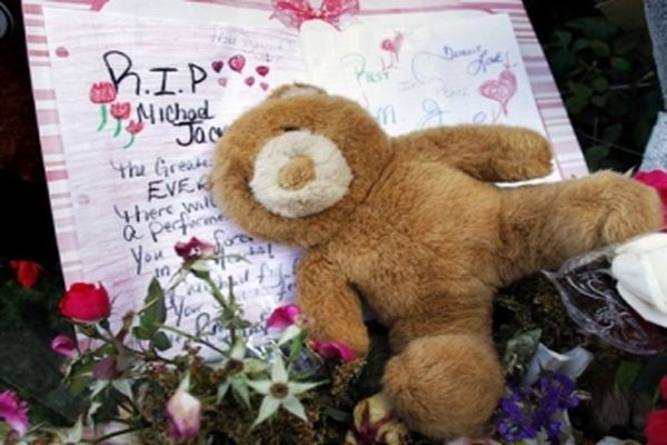 Речі фанатів Джексона поховали на кладовищі