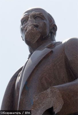 Разбившие памятник Ленину в Киеве - освобождены
