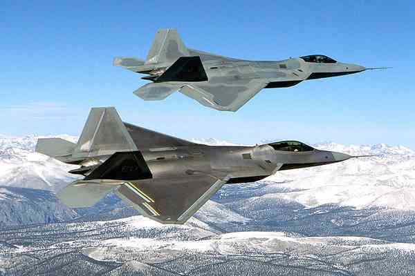 США сокращают расходы на истребители F-22